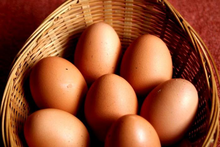 How to control egg size in commercial hens